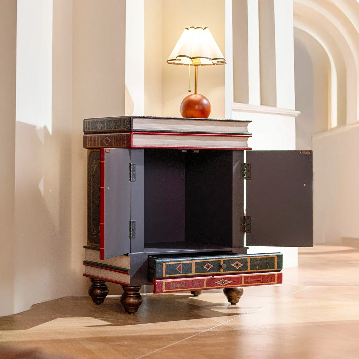 Angolo del soggiorno retrò, pochi armadietti laterali americani, divano ad angolo, pochi armadietti piccoli con doppia anta sul comodino della camera da letto