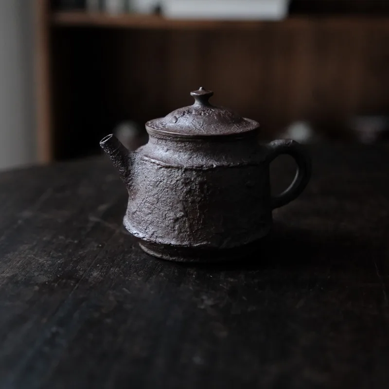 

Handmade utensils, firewood-fired hand-pinched downhill mud vases