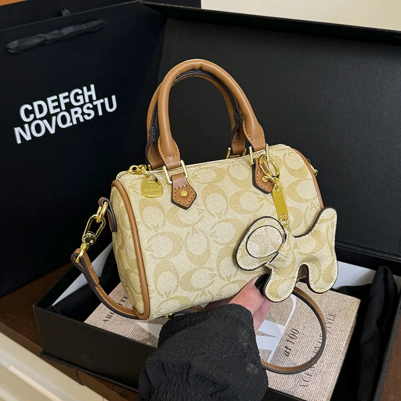 

Новая женская сумка через плечо на молнии 2026 года, минималистичный дизайн, оснащена регулируемыми и съемными плечевыми ремнями