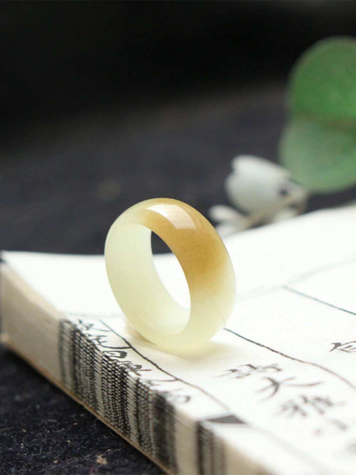 

Classic fashion simple sugar white jade ring, one bite sugar wide version small diameter women's tail ring plain tire ring