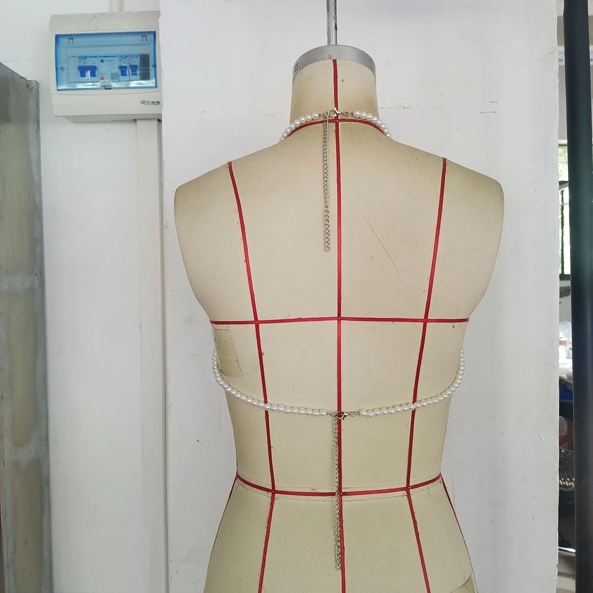 Mehrschichtiges, sexy Crop-Top mit Perlmuttmuschel, europäisches und amerikanisches Mode-Statement, Schnürung am Hals, Körperkette, Sommer-Layering-Outfit