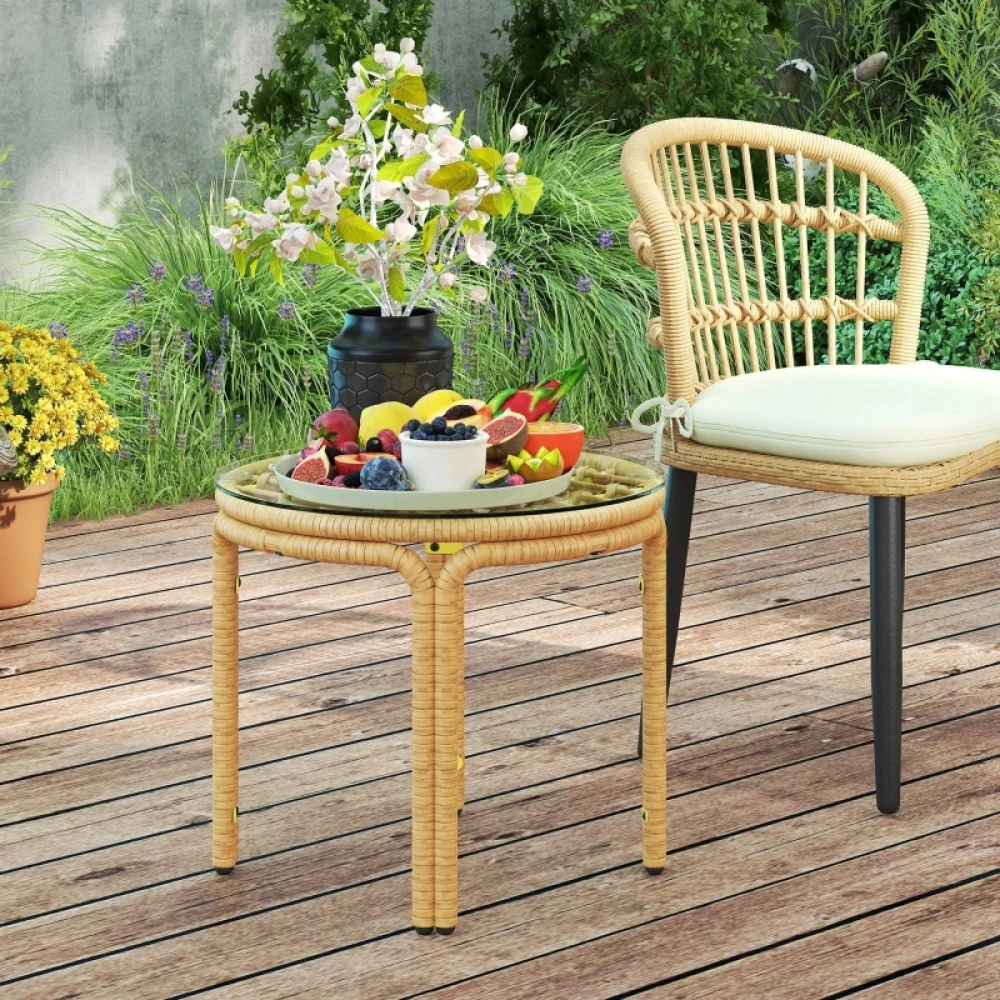 Runder Polyrattan-Beistelltisch mit Glasplatte, Durchmesser 50 cm, gelb. Kann als Couchtisch, Beistelltisch oder Nachttisch für Wohnzimmer, Garten, Terrasse und Balkon verwendet werden.
