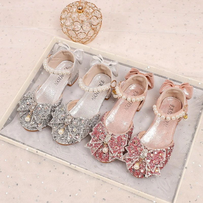 

Детские кожаные сандалии для девочек с блестящим бантом, новинка лета 2026, с пайетками и кристаллами, нескользящие, модные танцевальные туфли