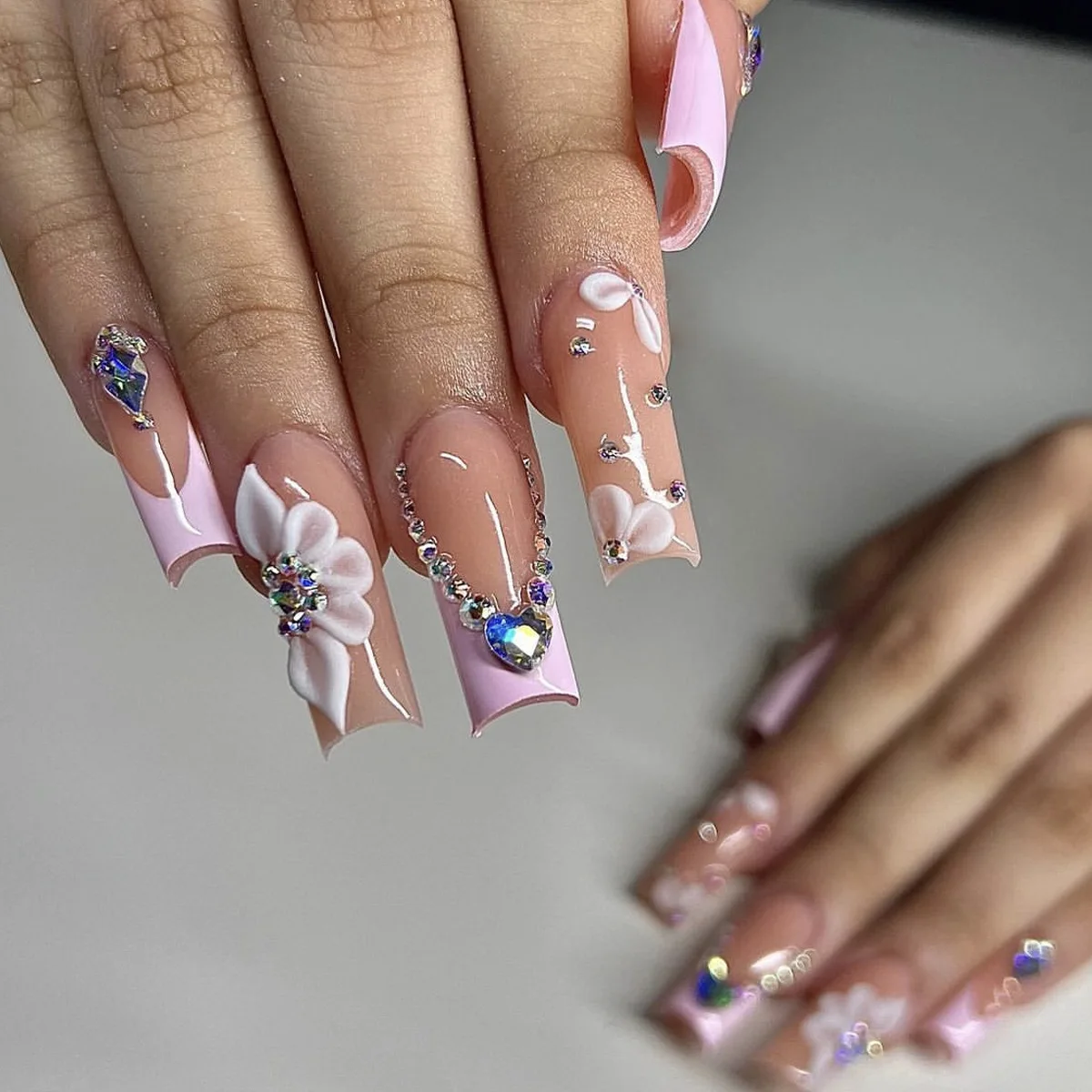 

24Pcs Mid-length Square Head Fake Nails 3D Flower Love Heart Rhinestone Press on False Nails French Wearable Full Cover Nail Tip