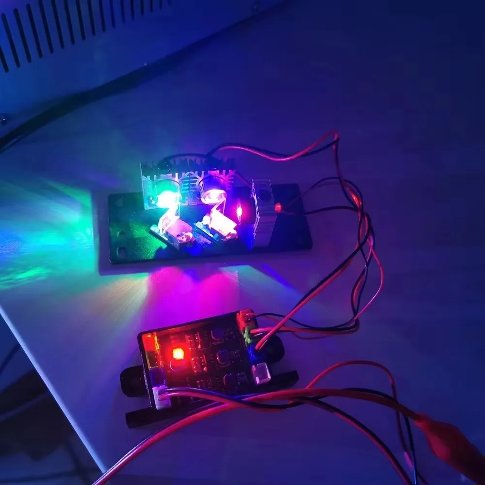 وحدة ليزر للإضاءة البيضاء RGB بقدرة 500 ميجاوات، صمام ثنائي متكامل أحمر/أخضر/أزرق مع محرك 12 فولت TTL