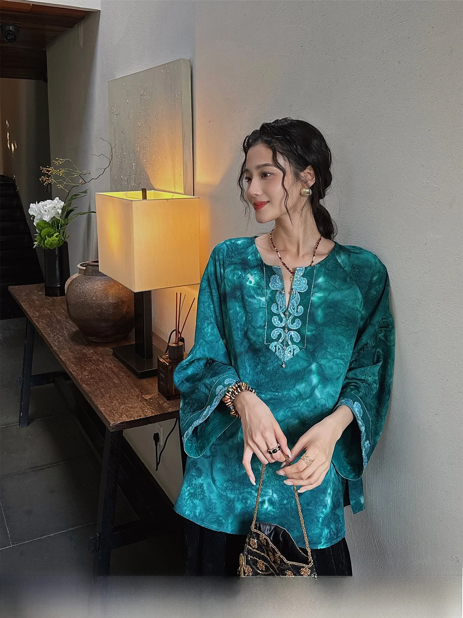 

Новая китайская шелковая блузка Sanji Bla Flower с длинным рукавом для женщин: элитная, модная, эффектная.