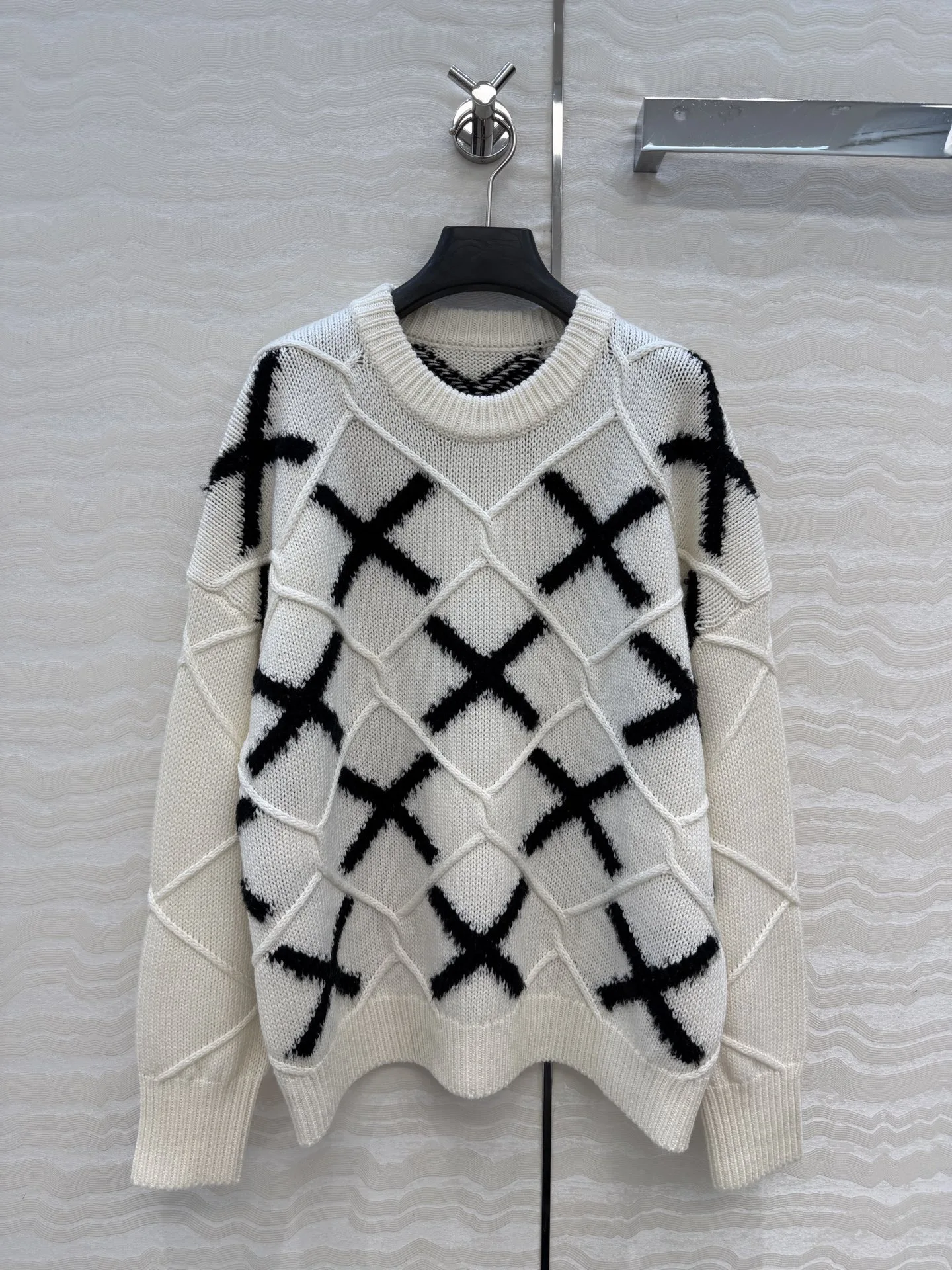 เสื้อสเวตเตอร์ไหมพรมถักสำหรับผู้หญิง สไตล์ลำลอง ลายปักเพชร สีขาวดำ สำหรับฤดูใบไม้ร่วงและฤดูหนาว ให้ความรู้สึกสบาย