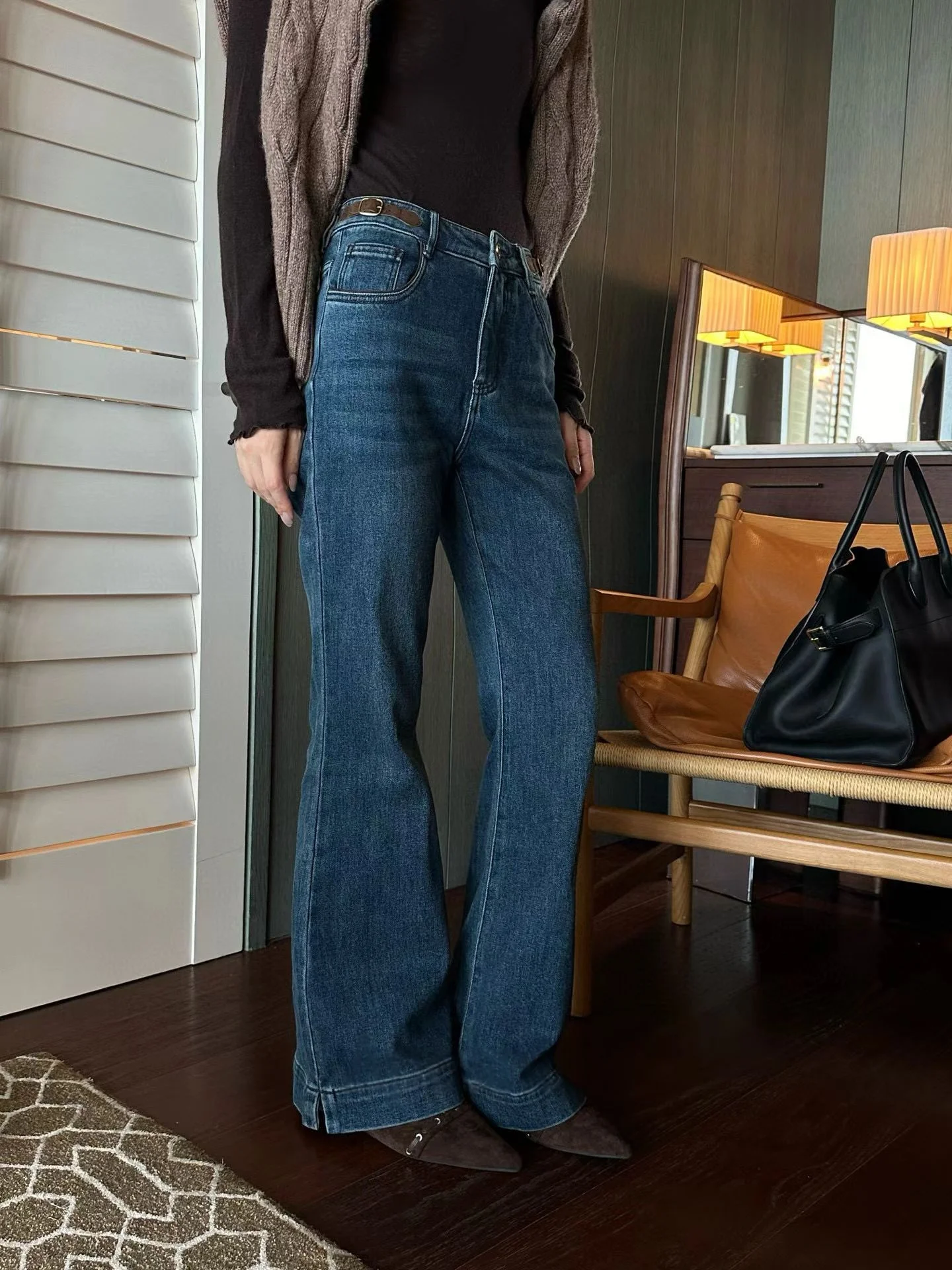 

Премиальные джинсы из денима с эффектом потертости, расклешенные, хлопковые, женские, со средней посадкой, эластичные, осенние, модные, в стиле ретро, с небольшими декоративными элементами.