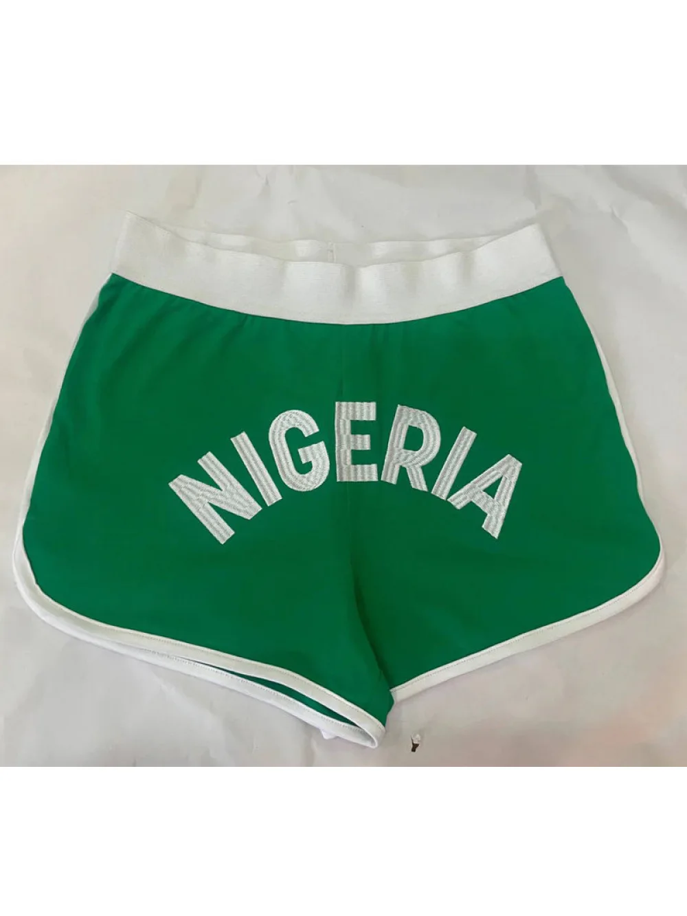 Pantalones cortos deportivos cómodos Harajuku de verano europeo, pantalones cortos de estilo playero versátiles con estampado de letras de calle Retro