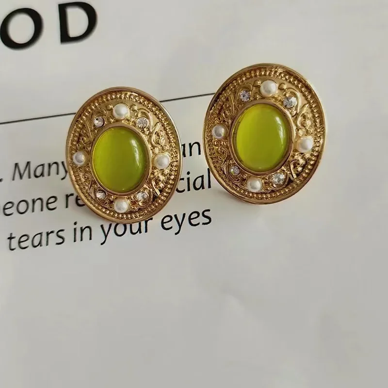 Vintage French Niche Design Embossed Metal Oval Earrings for Women Classic Luxury Courtly Style Temperament Resin Stud Earrings