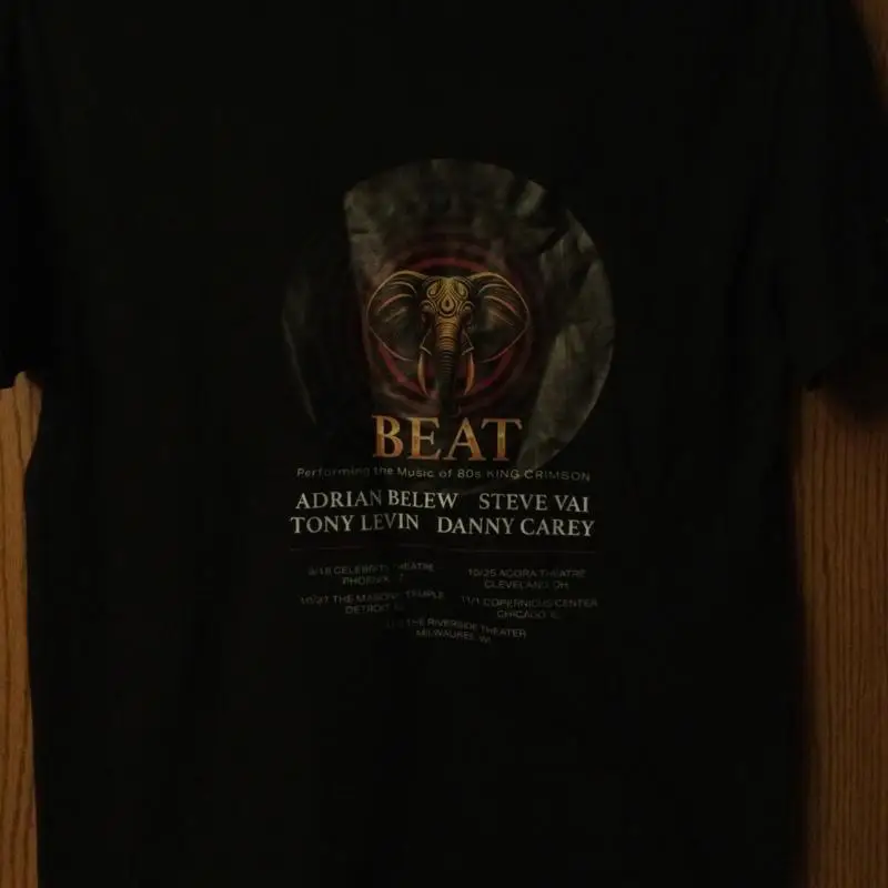 Camiseta King Crimson 80 Äôs música ÄúBeat Äù 2024 negro M Belew Levin Vai Carey