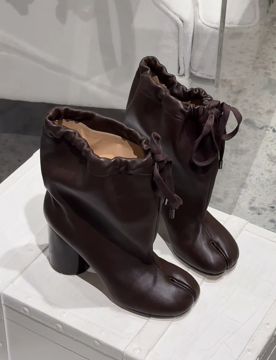 

Европейские и американские женские короткие сапоги с разделенным носком на толстом каблуке, модные нишевые сапоги до середины икры на высоком каблуке, модная женская обувь