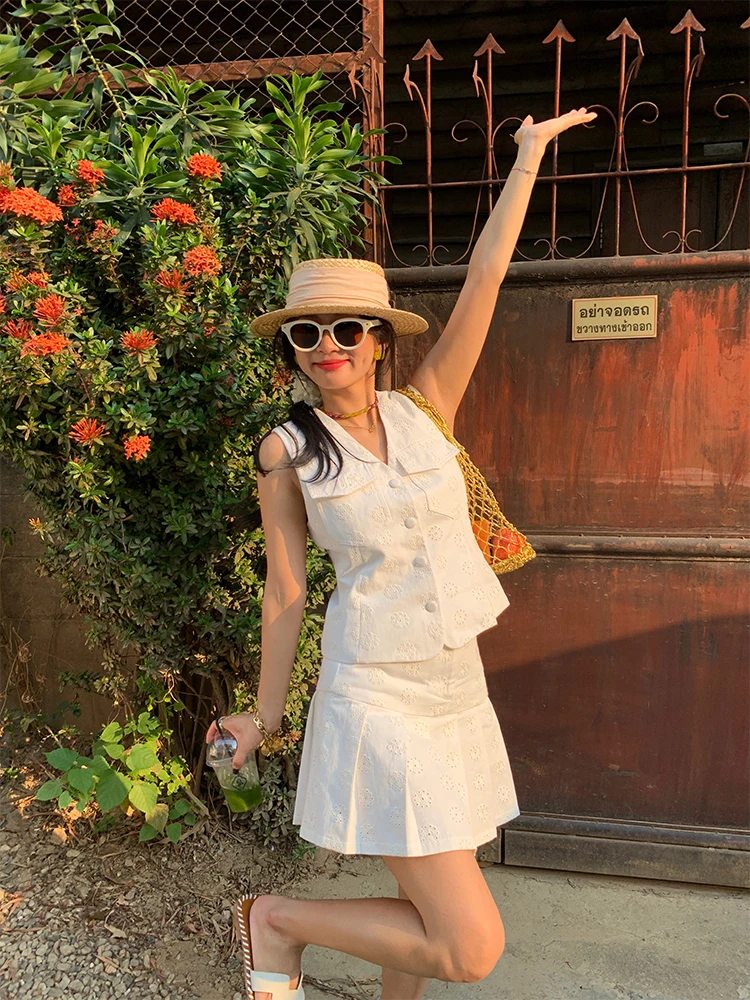 

Белый вышитый комплект из двух предметов: модный женский костюм на весну-лето из хлопка с V-образным вырезом, юбка и жилет, для праздника Первомаю