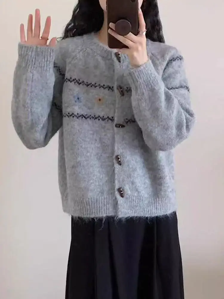 Sweter damski z dzianiny z retro haftem kwiatowym, okrągły dekolt, luźny krój, modny, wyszczuplający, odmładzający, zapinany na guziki, długi rękaw...