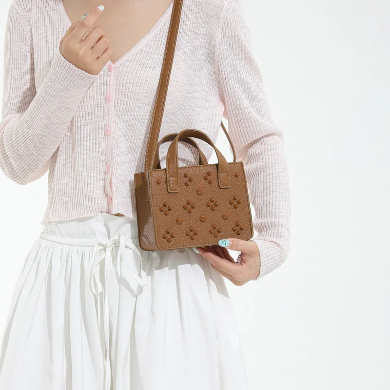 

Сумка-шоппер с шипами 202, квадратная женская сумка через плечо большой вместимости с шипами, модная женская сумка