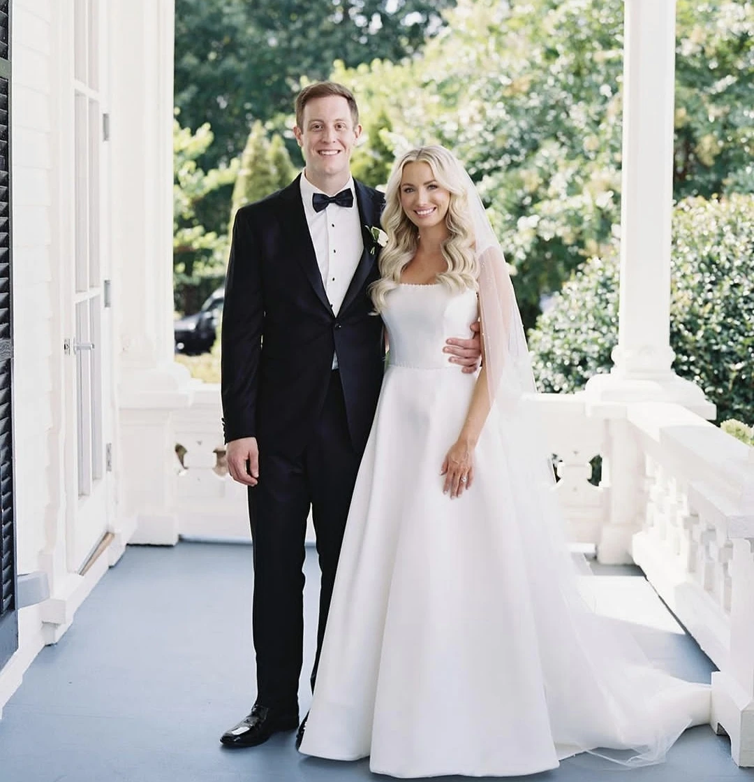 シビルサテンウェディングドレス スクエアカラー バックレス ボタンバック ノースリーブ 女性用 カスタマイズ可能 メジャーメイド ローブ・デ・マリー 素敵な