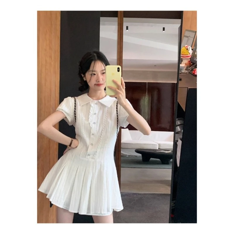 Sukienka koszulowa w stylu college, damska, letnia, podkreślająca talię, z małym designem, kołnierzykiem i bufiastymi rękawami, delikatna moda.