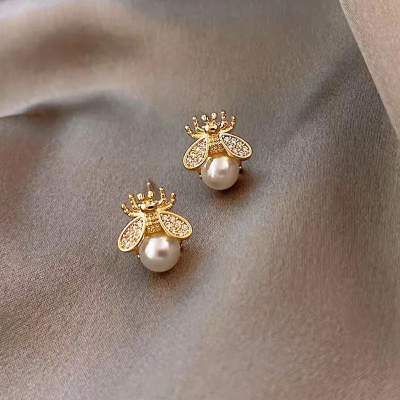 Fashion Bee Pearl Earrings Are Simple, Small and Delicate, Fashion Earrings Are Elegant, Crystal Earrings Are Women\'s Gifts