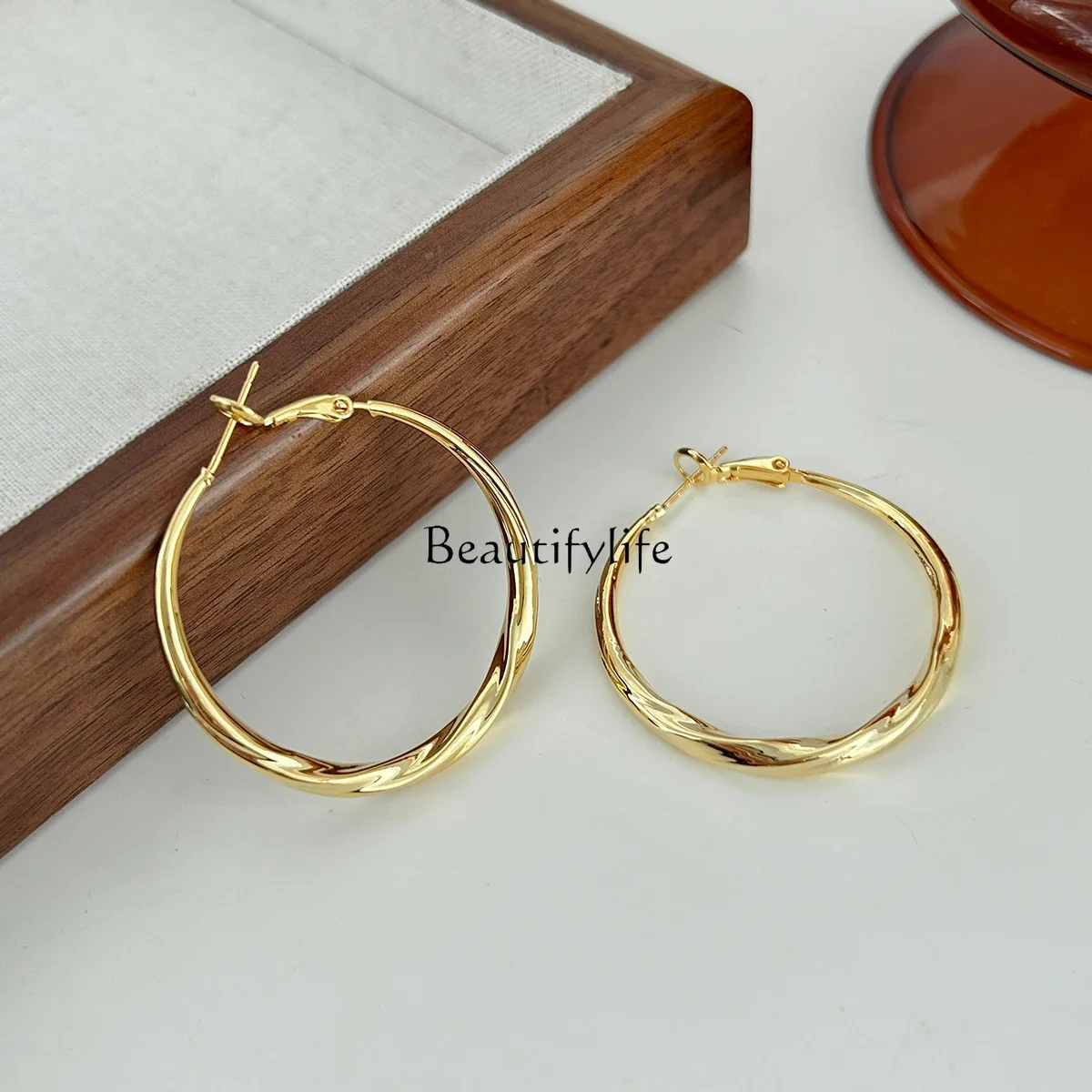 

Retro Hong Kong style simple circle earrings women's European and American exaggerated high-end earrings