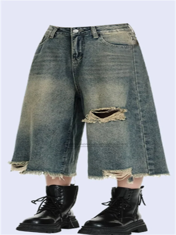 Calças jeans femininas de cinco polegadas, tamanho extra grande, com design moderno e desgastado. Calças soltas femininas adequadas para figuras em forma de pera.