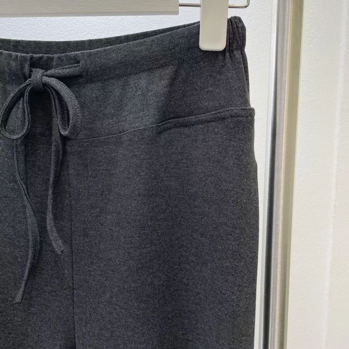 Primavera verão novo design de lote pequeno faionable ter topo + cardigan aberto + calças de perna larga conjunto de peça de camiseta para mulher