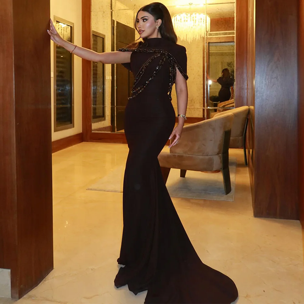 Hochwertiges Jersey-Abendkleid, maßgeschneidertes, luxuriöses Ballkleid mit Perlenstickerei und Schal, klassisches ärmelloses Abendkleid mit hohem Kragen