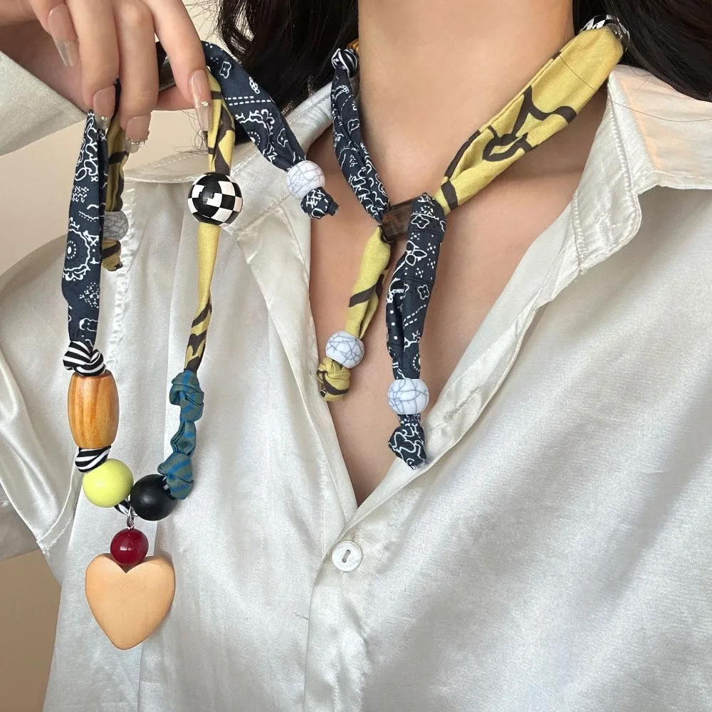 

Ethnic Style Heart Pendant Patchwork Cloth Chain Necklace Women Multicolor Wood Bead Clavicle Chain Vacation Jewelry Accessory