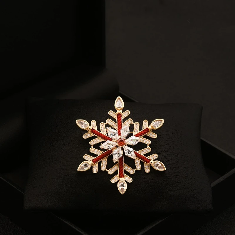 

Christmas Adventure High-end Red Rotating Snowflake Exquisite Brooch Star Same Pin Women Suit Accessories Jewelry Wedding Gifts