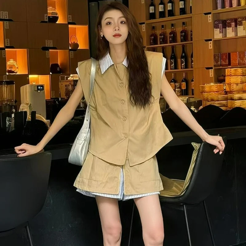 

Повседневный универсальный свободный комплект из двух предметов: модный летний костюм 2026 года с имитацией двухслойности – полосатая рубашка-жилет и шорты для женщин