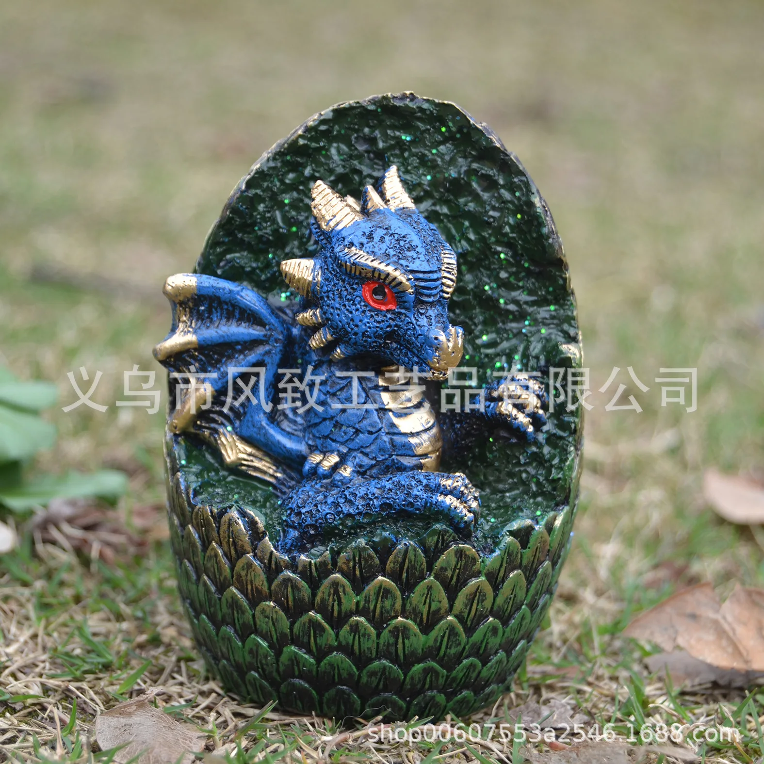 

Hatching Dinosaur Egg Garden Decor‌ - Resin Sculpture with T-Rex Mother for Outdoor