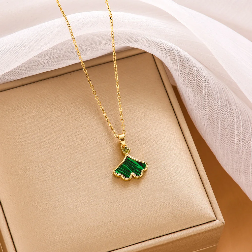 Nuevo collar con colgante de falda dorada, collar de alta gama en forma de abanico fritilario blanco para mujer