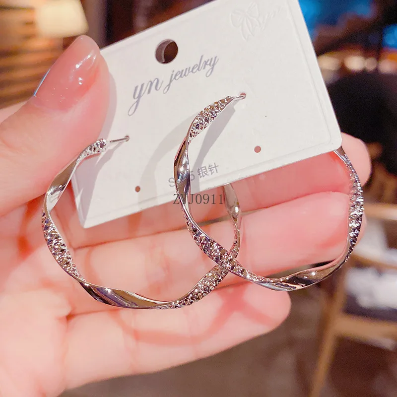 زوج واحد من الأقراط الدائرية الكبيرة الفضية البسيطة، أقراط نسائية صيفية لقضاء العطلات وموسم التخرج وحفلات الزفاف لوصيفة العروس