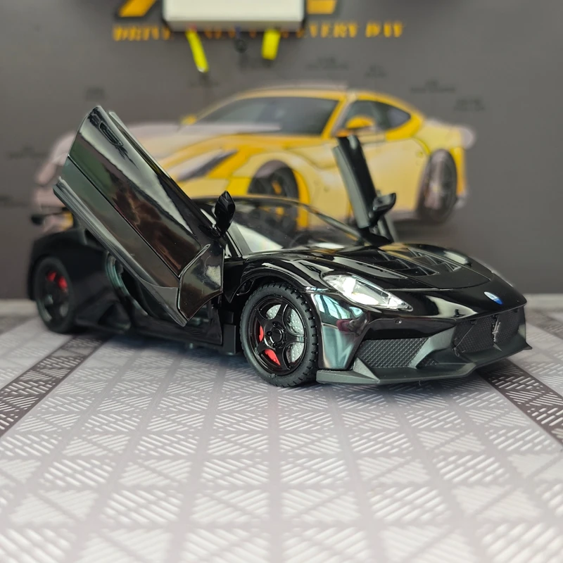 Modelo de coche de aleación Maserati GT2 a escala 1:24, puertas y capó del motor se pueden abrir, sonido y luces, regalo.