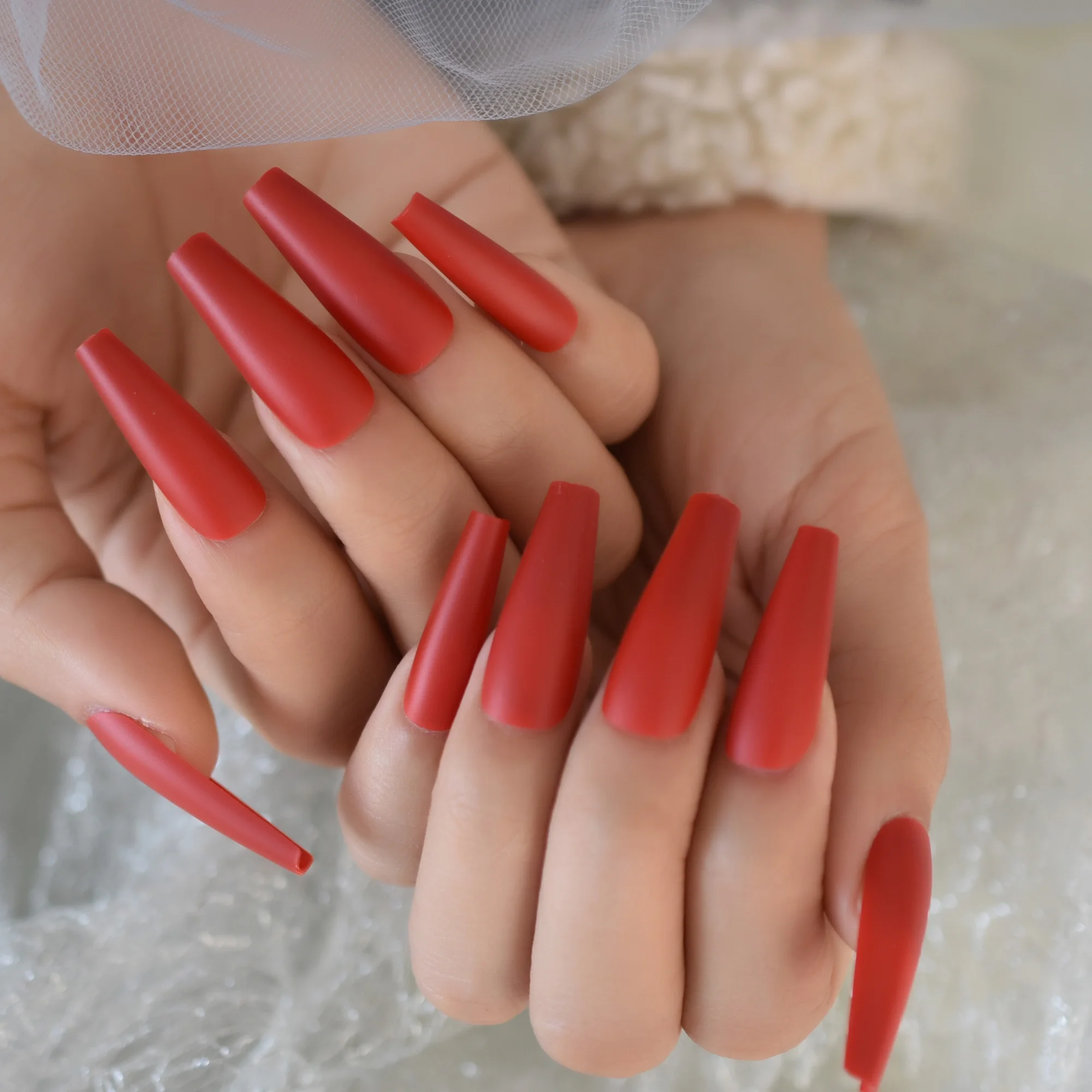 Fantastic Red Super ยาวเล็บปลอมโลงศพ Matte อะคริลิคกดบนเล็บ 24pcs ปลอมบัลเล่ต์เล็บสําหรับสาวกาวสติกเกอร์