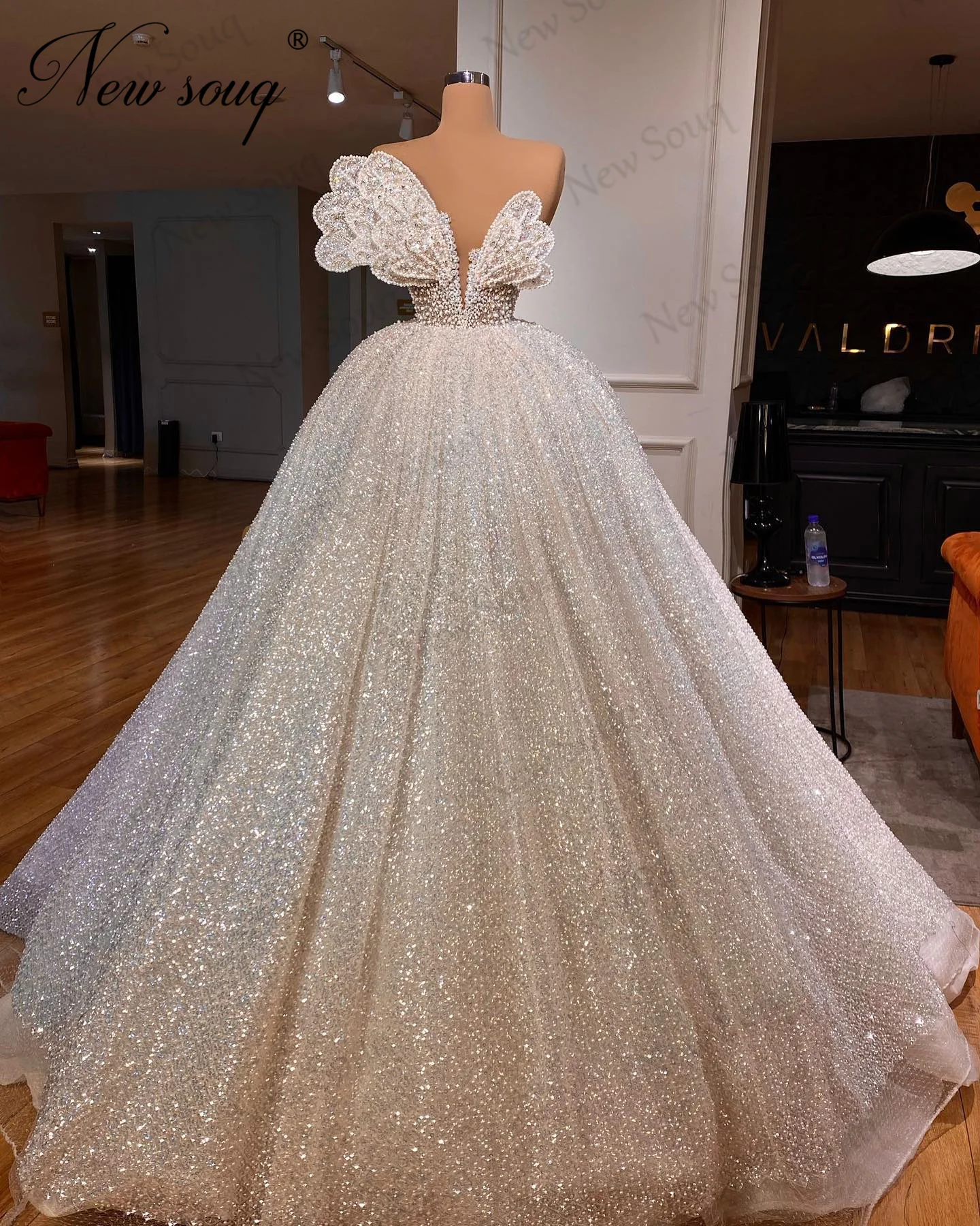 

Bling Beading Evening Dresses 3 Designs Ball Gowns Saudi Arabia Pearls Weddings Party Gowns Haute Coutures Engagement Dress 2024