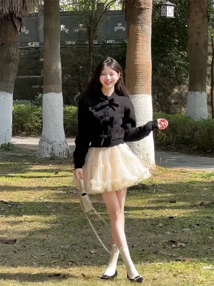 

Нежный стильный комплект: топ с узлом и юбка. Женский модный весенний наряд. Красивая юбка средней длины, повседневная рубашка с длинным рукавом.