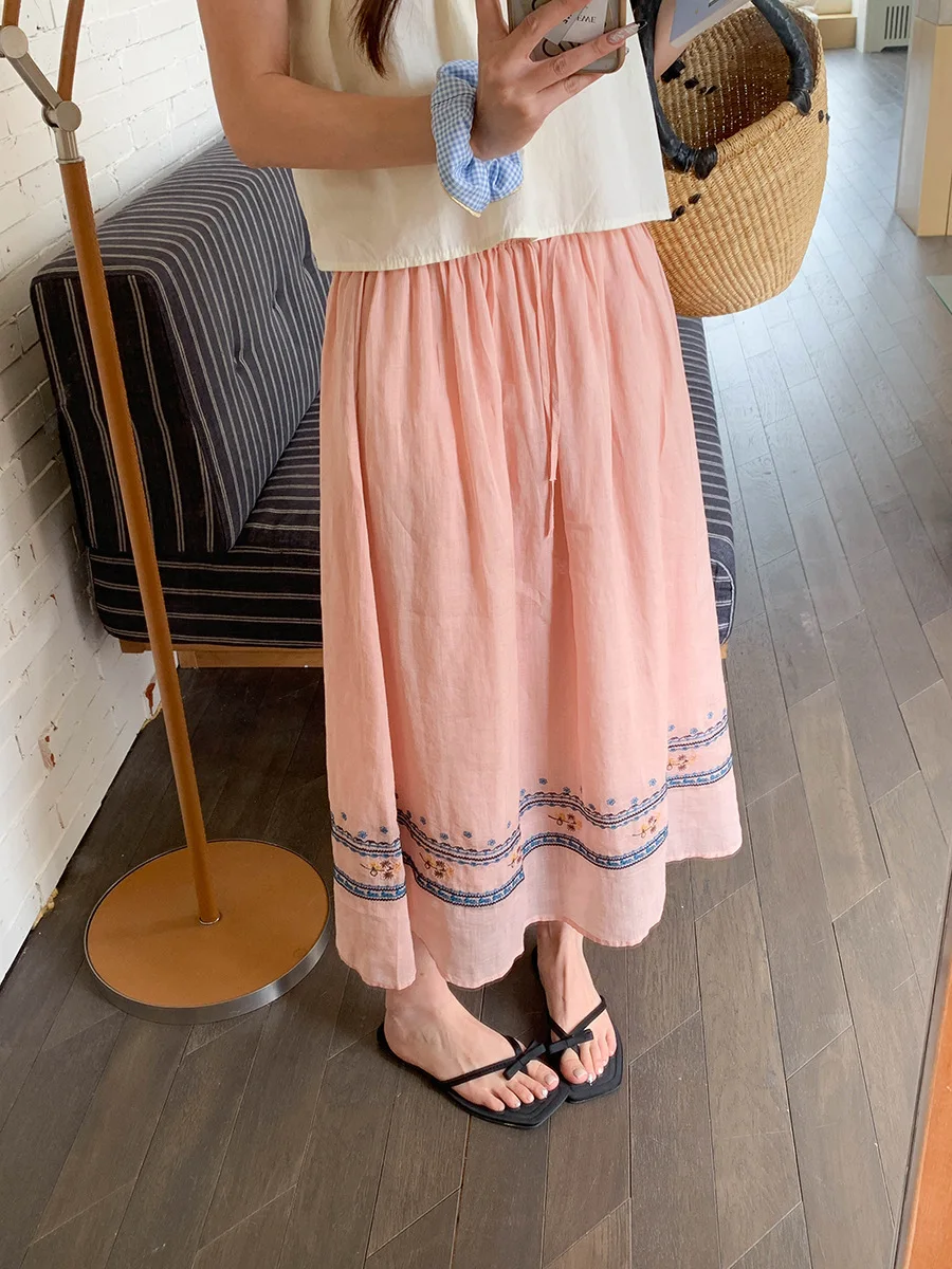 Sommerlicher Damenrock in unifarbenem Design mit Stickerei und elastischem Bund mit Kordelzug. – Detail 6