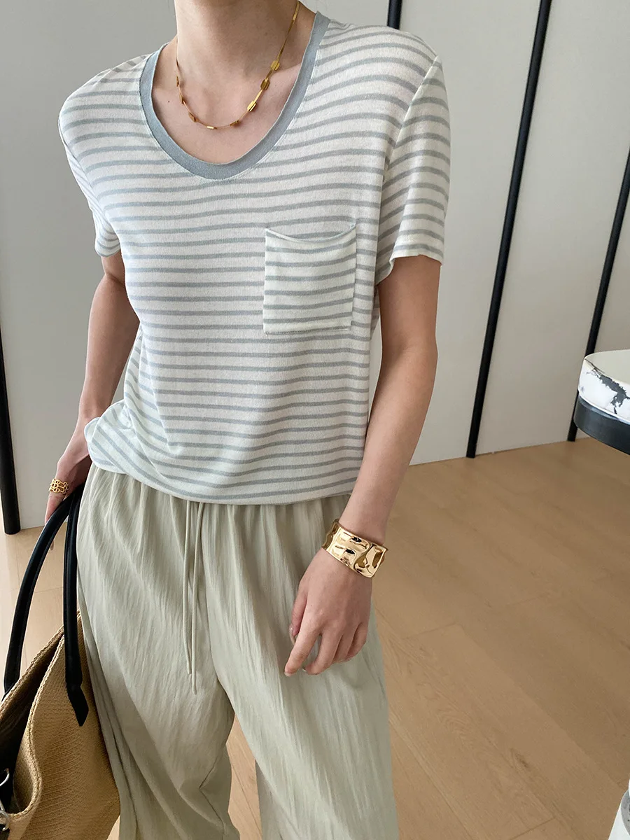 Sommerliches Damen-T-Shirt mit Rundhalsausschnitt, Tasche und lockeren kurzen Ärmeln – Detail 33