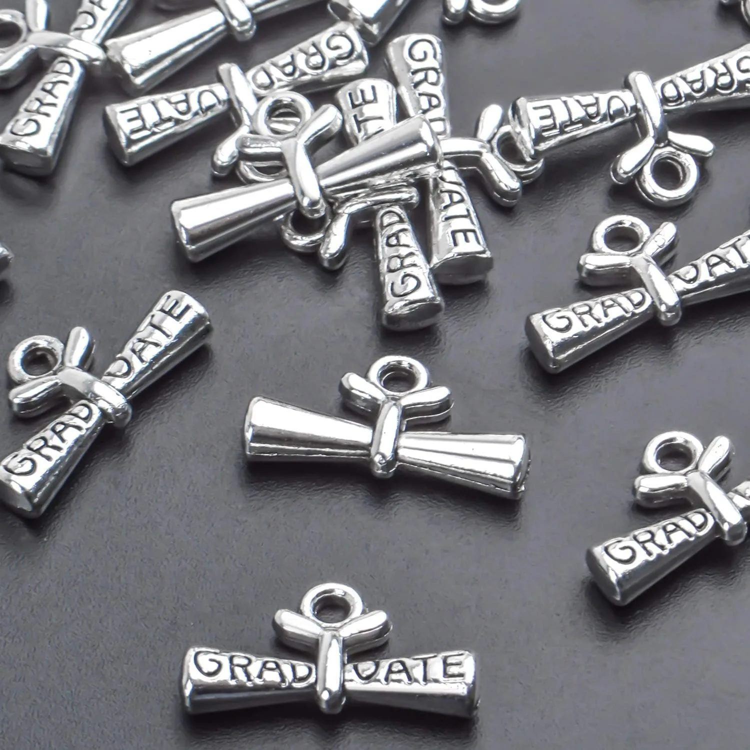 50 قطعة من المعلقات الفضية للتخرج معلقة مع دبلوم لقلادة سلسلة المفاتيح والأساور