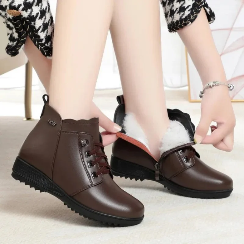 أحذية ثلج سميكة مبطنة بالصوف مريحة أحذية قطنية دافئة جديدة أحذية نسائية قصيرة
