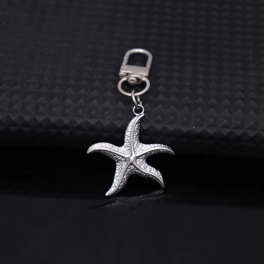 New stylish stainless steel five-point star-shaped pendant keychain item - simple and creative, versatile and easy to pair. Non-