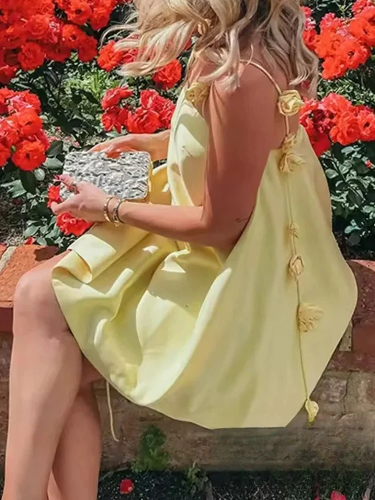 KONDALA Elegante abito sexy in raso da donna Fiore solido senza maniche Backless Cami Mini abito Moda 2025 Abito estivo giallo burro