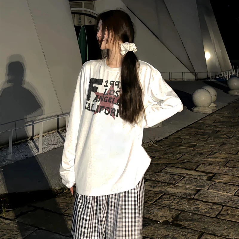 Biała koszulka damska z długim rękawem z nadrukiem w stylu amerykańskim, luźna, oversize, modna na jesień 2025, odzież damska w stylu streetwear.