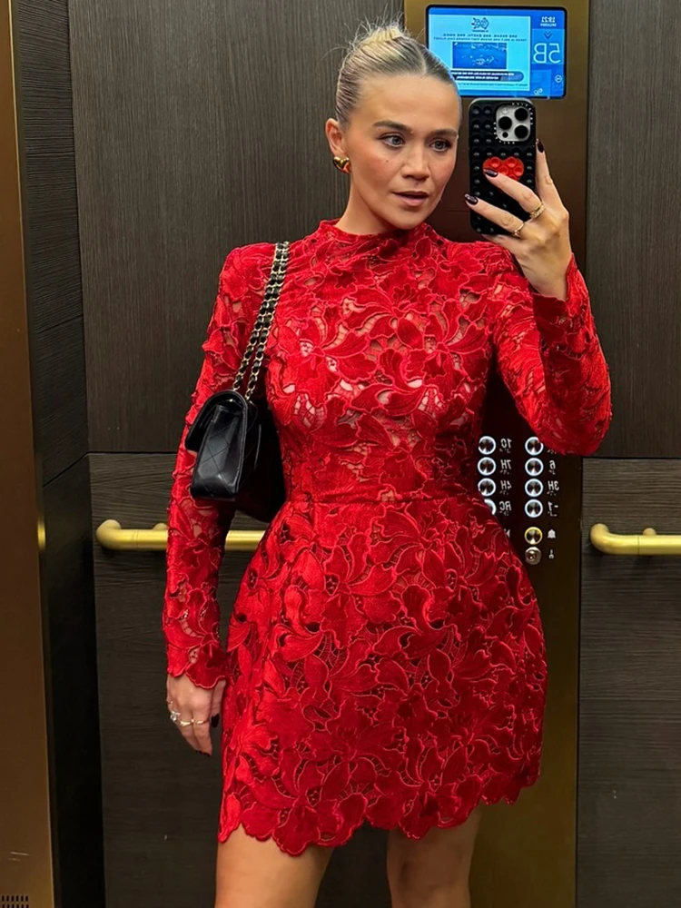 Wieczorowa, modna, luksusowa, czerwona sukienka mini z koronki, z podkreśloną talią i długimi rękawami, seksowna suknia na bal/galę.