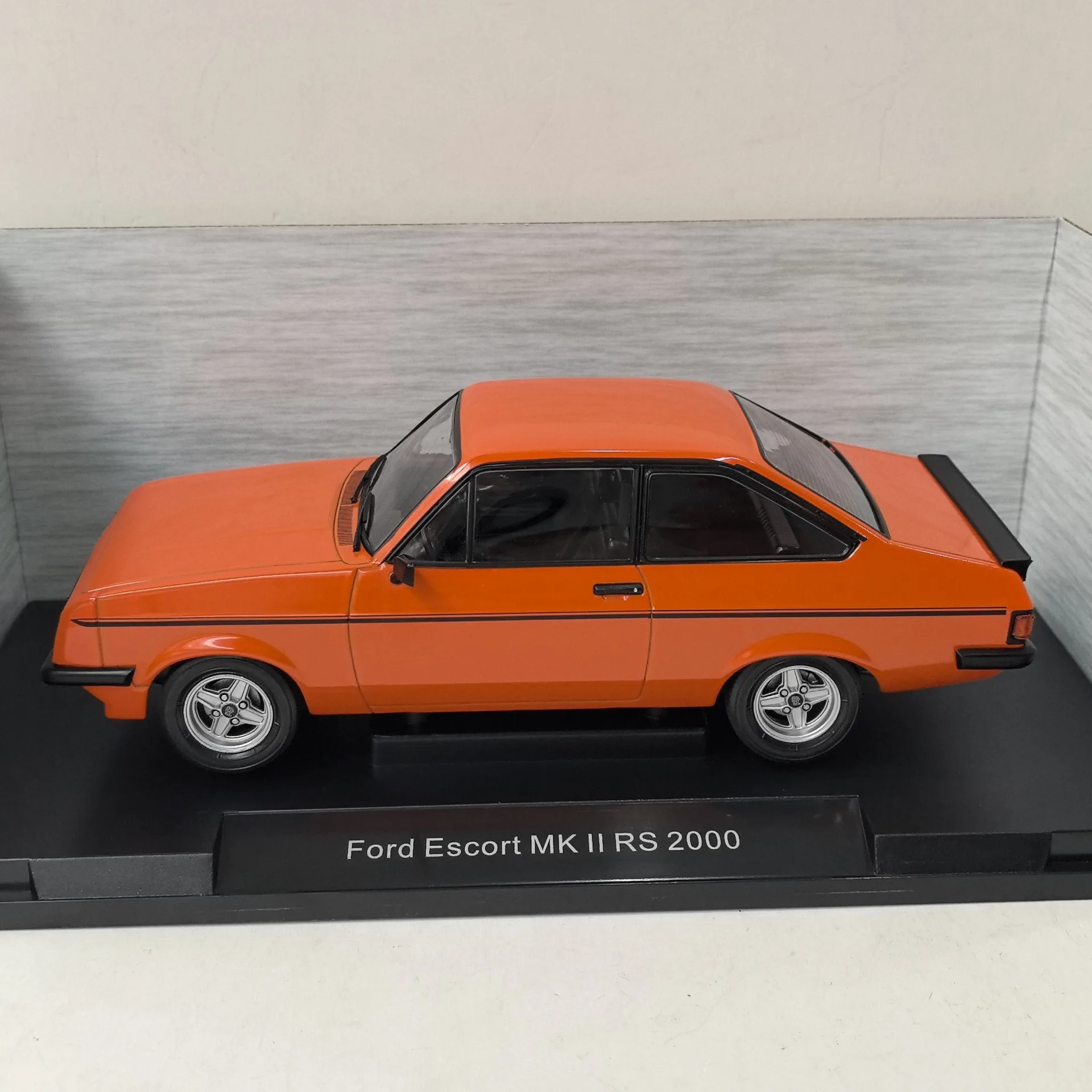 Diecast MCG 1/18 Scale FORD ESCORT MKII RS 2000 O2 Alloy Car Model - view 3
