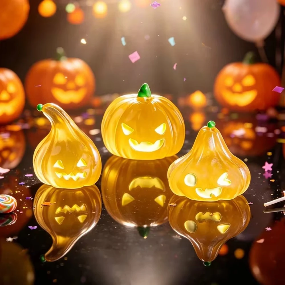 Figuras de calabazas luminosas para Halloween, con expresiones adorables, ideales para micro paisajes y como adornos de escritorio. 8 estilos diferentes que brillan en la oscuridad.