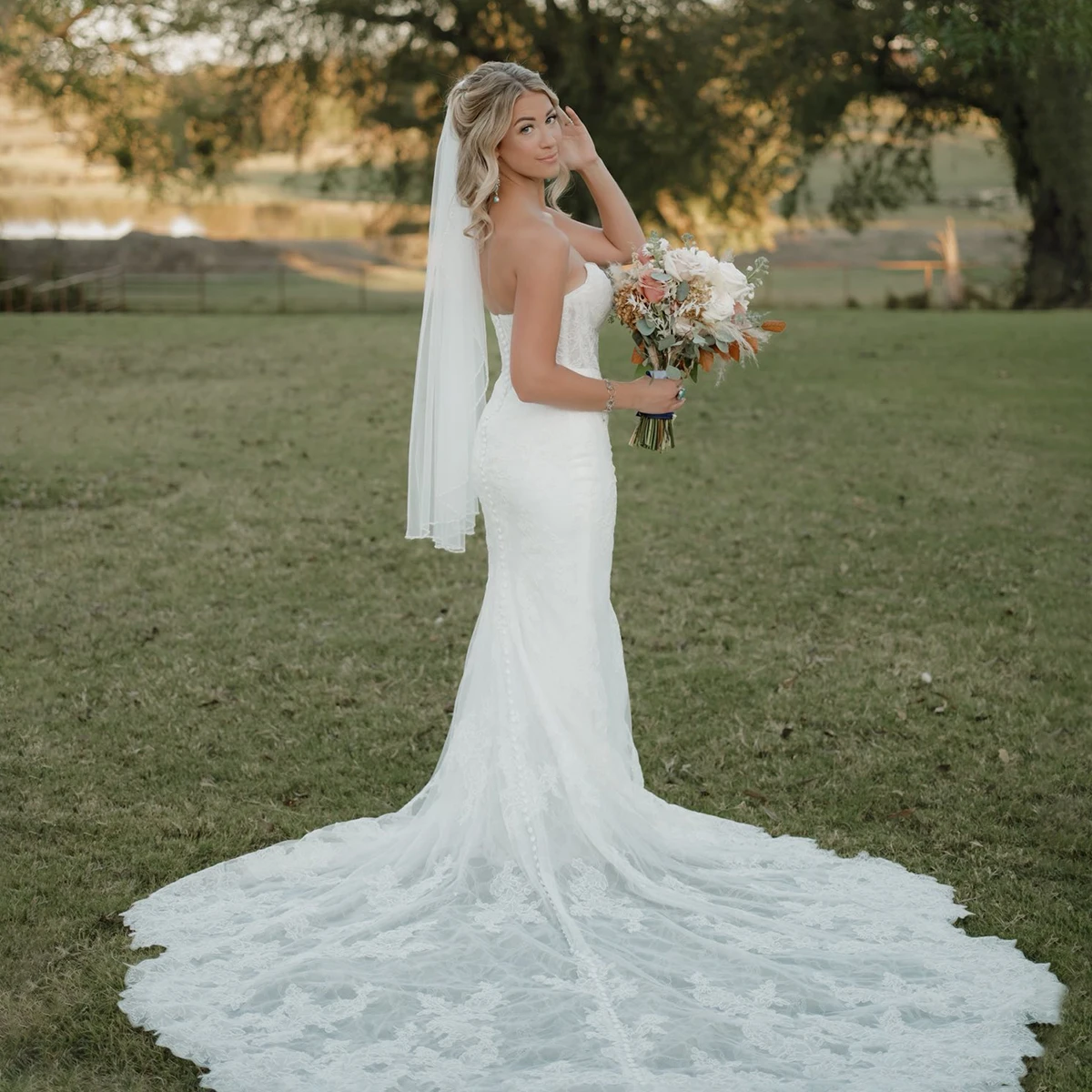 Sheer Strapless Delicate Floral Lace Wedding Dress Customized Fit And Flare Romance Sweetheart Appliqued Fitted Bridal Gowns