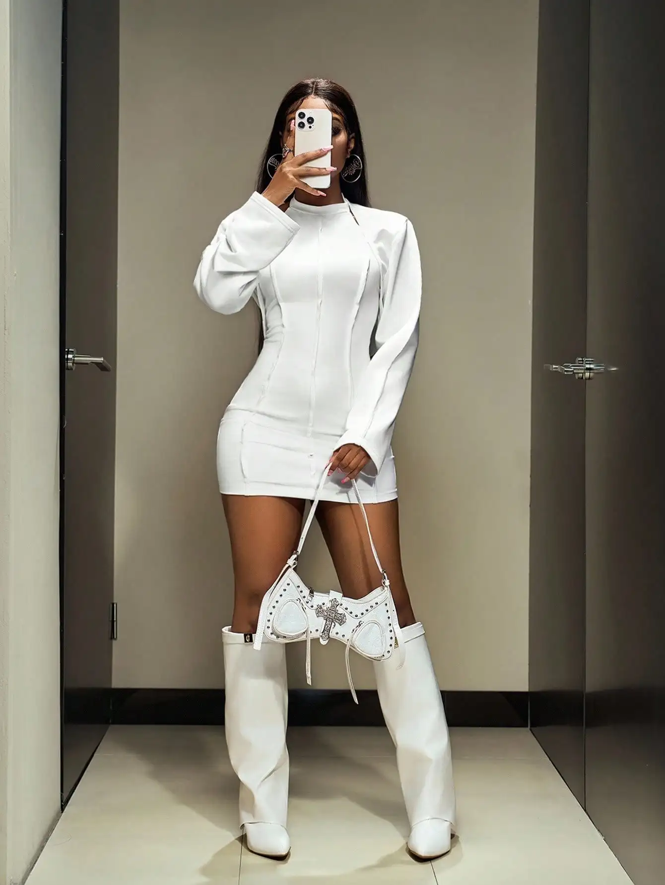 Conjunto de Vestido Mini Blanco de Manga Larga con Botas Altas y Bolso Cruzado con Tachuelas para Fiesta, Club, Halloween