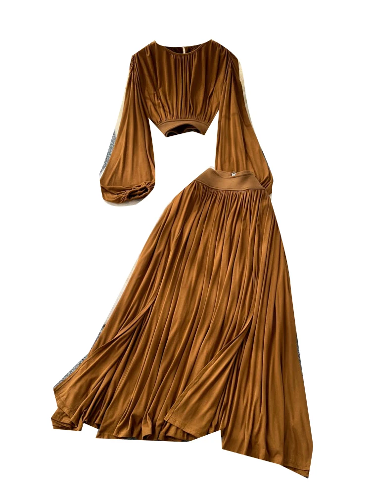 طقم نسائي أنيق مكون من قميص بأكمام قصيرة وتنورة عالية الخصر مشقوقة، مناسب للخريف والأزياء العصرية والعمل