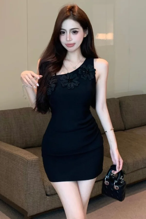 Pure Desire สไตล์คอเอียงปิดไหล่ดอกไม้สามมิติเอวกอดชุด Slim Suspender สะโพกบรรจุกระโปรง